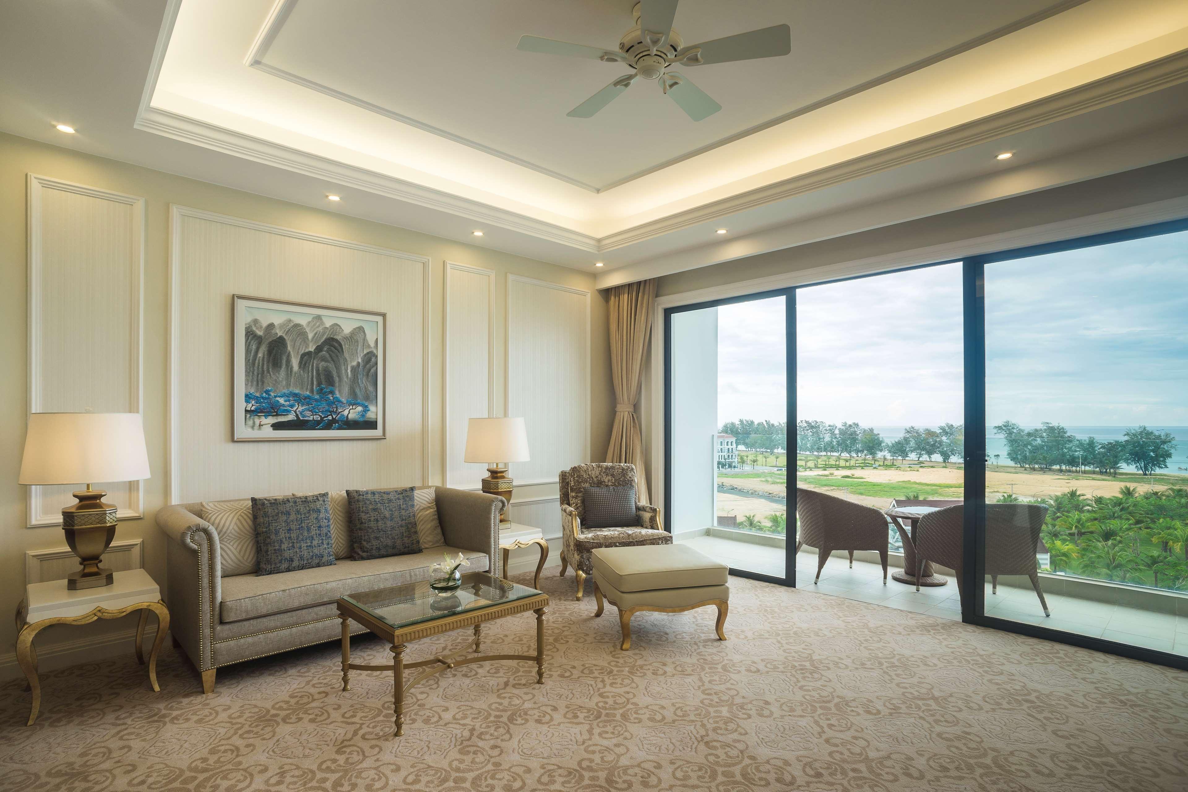 Radisson Blu Resort Phu Quoc Buitenkant foto Living room of a suite