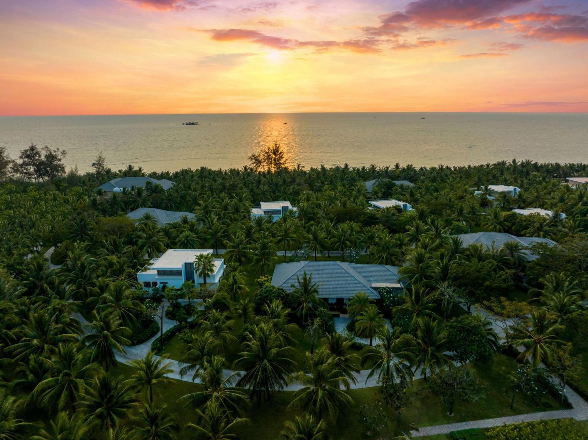 Radisson Blu Resort Phu Quoc Buitenkant foto Sunset over the island