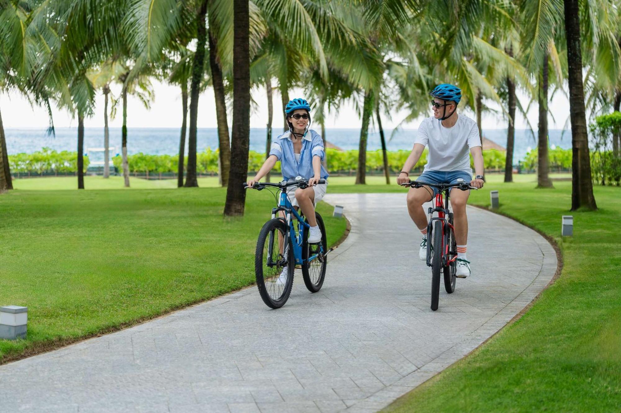 Radisson Blu Resort Phu Quoc Buitenkant foto Cycling at East Coast Park