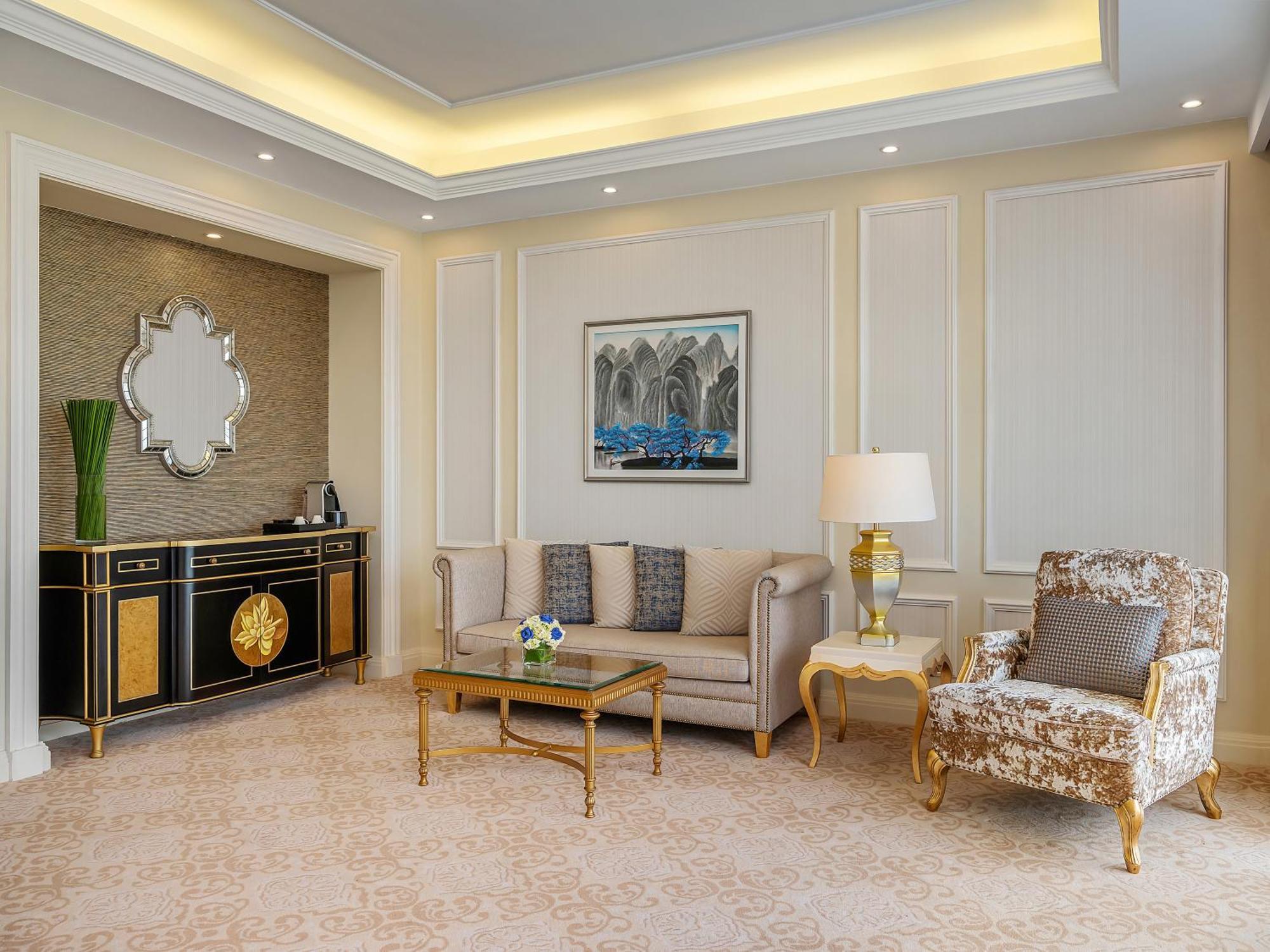 Radisson Blu Resort Phu Quoc Buitenkant foto A living room in a suite at the hotel